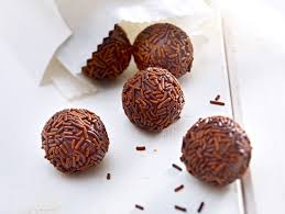 Wie Praktisch Rumkugeln Kannst Du Ganz Einfach Aus Kuchenresten Selber Machen So Schmeckt S Wie Vom Backer Rumkugeln Rezept Lecker Rumkugeln