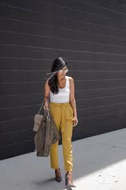 1001 Images De Pantalon Carotte Pour Savoir Comment Le Porter Outfits Yellow Pants Outfit Mustard Pants