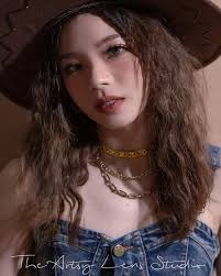 客片分享......马来西亚兵乓国手代表🤎 Ho Ying 🤎 这是另一面的她！ 女生版西部牛仔来了！  那么好看又酷又飒的西部牛仔辣妹风当然要安排啦！