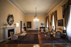 Με αυτό το τρόπο εξασφάλισε περισσότερο φυσικό φωτισμό στον τρίτο όροφο αλλά και χώρο για τα μονογράμματα του βασιλικού ζεύγους, «κ» για τον κωνσταντίνο και «σ» για τη σοφία. Proedriko Megaro Pws H Grammateas Toy Paylopoyloy Parakoloy8oyse Ta Mails Ths Sakellaropoyloy A8hna 9 84