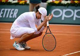 Born 31 may 2001) is a polish professional tennis player. French Open Polin Iga Swiatek Gewinnt Gegen Sofia Kenin