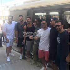 Βρισκόμαστε μία μόλις ανάσα πριν την έναρξη των γυρισμάτων του survival secret με παρουσιαστή τον κώστα σόμμερ οι υπογραφές έπεσαν… και οι παίκτες είναι έτοιμοι να ριχτούν στον στίβο μάχης. Aytoi Einai Oi 13 Paiktes Toy Survival Secret Fwtografies Zappit