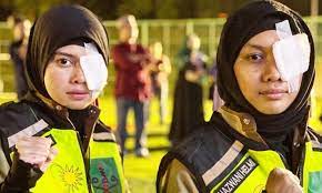 The illuminati (plural of latin illuminatus, 'enlightened') is a name given to several groups, both real and fictitious. Bukan Illuminati Heliza Helmi Tutup Sebelah Mata Tanda Solidariti