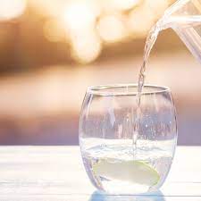 Quand il y a trop d'eau dans le corps, les reins ne peuvent pas fonctionner correctement alors que le sang devient plus mince. Boire Beaucoup D Eau Peut Il Etre Dangereux Pour La Sante