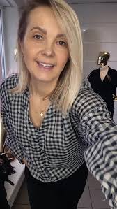 Dzisiaj stylizujemy koszulę Gipiurę 🤍 Wystylizowana z materiałowymi  spodniami Simone w kolorze granatowym, daję nam efekt niesamowicie  eleganckiej stylizacji 👌🏻 Koszulę znajdziesz na naszej stronie w aż 3  kolorach