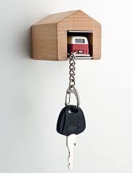 Bei uns finden sie schlüsselanhänger in vielen farben mit ihrem gewünschten gravurtext. Schlusselanhanger Mit Garage Garage Aus Holz Ideen Schlusselanhanger