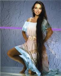 Most beautiful people beautiful long hair crystal gayle hair country female singers country artists super long hair country music country hits rapunzel. Fabulous Photos Of Crystal Gayle That Show Her Long Hair From 1970s And 1980s