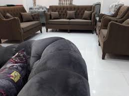 كنب رمادي غامق اللون المسيطر لعام 2021 عجيب وغريب