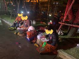 เกิดเหตุไฟไหม้โรงงานพลาสติก สุขาภิบาล 5 ควันดำพุ่งเหนือท้องฟ้า สามารถมองเห็นในระยะหลายกิโลเมตร เจ้าหน้ากำลังเร่งคุมเพลิง วันที่ 16 พฤษภาคม. Dmpi Qc6mtjzpm