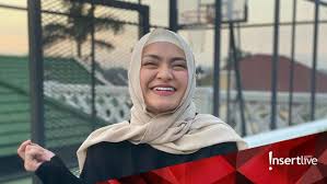 Sementara itu video natalie holster dan manajer video syur 20 detik, diedit wajahnya dengan sang manajer dari sule, lantas sang manajer sedih. Tanggapan Keluarga Soal Natalie Holscher Jadi Mualaf Dan Pacari Sule