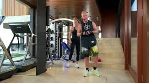 Schobert norbert fitneszguru egy facebook live videóban fejtegette, a nők és férfiak szexualitása közötti különbséget fotó: Fitness Kickbox Norbival Box Egeszseg Fitness Videa