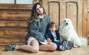 In prima zi ma rugam sa nu cad. Dana Rogoz Primele Sarbatori In Casa Noua