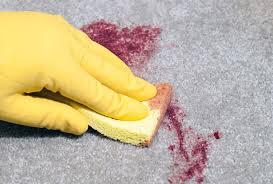 Falls der blutfleck bereits getrocknet ist, kannst du soviel wie möglich des verkrusteten materials abschaben oder bürsten, bevor du eine der methoden zur entfernung des flecks anwendest. Blutflecken Aus Teppich Und Sofa Entfernen