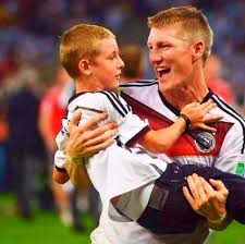 Kettenschaltungen mit großem übersetzungsbereich und federgabeln treffen auf eine rundum verkehrssichere ausstattung. Miroslav Klose S Son Celebrating Big Win Schweinsteiger Germany Football Team Germany Soccer Team