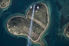 Explore the far reaches of the world with google earth for chrome, android and ios. Places On Google Earth 7 Amazing Discoveries