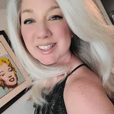 Sharing Dull Phone Photos in the Dull Women's Club