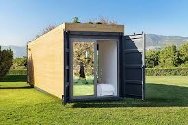 Baies Vitrees Coulissantes Et Toit Vegetalise D Une Maison Conteneur Cosy Maison Prefabriquee Maison Container Plans Maison Container