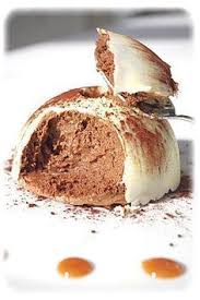 Dome De Mousse Au Chocolat Coeur Caramel Recette Croustillant Pralinoise Gateaux Et Desserts