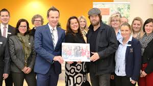The fastest journey normally takes 19 min. Sparda Bank West Unterstutzt Integrationsprojekt Mit Rund 30 000 Euro Scheckubergabe Mit Schauspieler Henning Baum Ehrenamt Agentur Essen