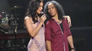 Rambut gondrongnya yang biasanya diurai, kini tampak rapi dikuncir ke belakang. Tak Langsung Menjawab Begini Reaksi Sophia Latjuba Saat Ditanya Kaka Slank Pacarmu Mana Tribun Manado