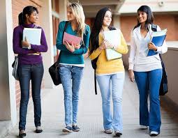 Fashion bisa jadi hal yang cukup penting bagi mahasiswa yang setiap hari berganti pakaian untuk pergi ke kampus. 10 Referensi Fashion Modis Untuk Mahasiswa Yang Trendi