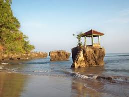 Karang ini berada di pinggir pantai. Karangbolong Sistem Informasi Pariwisata Kabupaten Serang