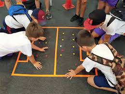 Hay muchos juegos populares y tradicionales que para jugarlos sólo necesitamos espacio, ganas, disposición y un elemento tan sencillo y fácil de conseguir como es una tiza, que nos permita trazar unas líneas. Juegos Tradicionales Canarios Para Las Fiestas De San Juan 2017 Canarias Noticias