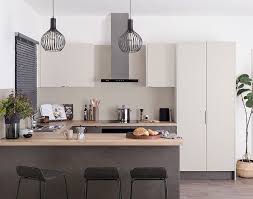Pair Darker Cabinetry With Lighter Overhead Cupboards To Create A Balanced Kitchen Design This Kitchen Features Kabood Kitchen Design Kitchen Home Kitchens