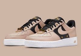 Designed by bruce kilgore and introduced in 1982, the air force 1 was the first ever basketball shoe to feature nike air technology, revolutionizing the game and sneaker culture forever. Nike Air Force 1 Tan Black Da8571 200 Release Info Sneakernews Com