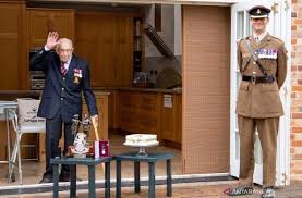 Captain tom moore, who turns 100 on 30 april, has become the oldest artist ever to moore, who has already raised more than £28m in recent weeks for nhs staff, welcomed the wonderful news, saying. Jadi Kesatria Tom Moore Takut Ratu Elizabeth Sulit Angkat Pedang Dunia Tempo Co