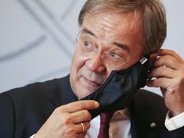 Den grünen wirft laschet kleinteilige diskussionen vor. Nach Emotionaler Corona Rede Armin Laschet Cdu Mit Unfassbarer Aktion Im Flugzeug Politik