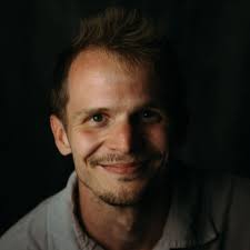 What factors influence the direction of net spins in daily life?