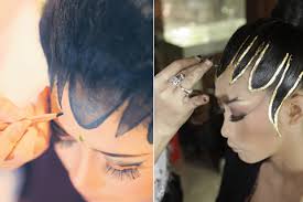 Sanggul tanpa sasak adalah sanggul yang memakai rambut sendiri (tidak menggunakan rambut palsu) dan tidak menggunakan teknik sasak di dalam proses pengerjaannya. Lekuk Liku Paes Jawa Weddingku Com