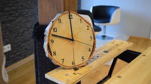 Wanduhren können viele unterschiedliche eigenschaften besitzen und aus verschiedenen materialien sein. Diy Wood Clock Uhr Selber Bauen Eine Wanduhr Aus Holz Selber Machen How To Upcycling Youtube