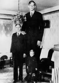 Odilon aimerait savoir quel est le plus grand des plus grands nombres ayant un nom ?! 20 Photos Incroyables De Robert Wadlow L Homme Le Plus Grand Ayant Jamais Existe Buzzly