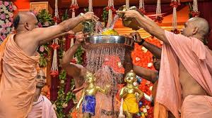 Sri krishna janmashtami 2022 : देशभर में श्रीकृष्ण जन्माष्टमी की धूम, मंदिर  सजे, भक्तों में जोश, मुंबई में दही हांडी का जश्न - sri krishna janmashtami  2022 DAHI HANdi Devotees ...
