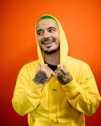 Esta Es Mi Cara Cuando Recuerdo Lo Mucho Que Hay Que Agradecer A La Vida J Balvin Outfits J Balvin Style Celebs