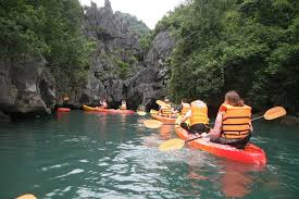 La baia di halong o baia di ha long (vịnh hạ long in vietnamita, baie d'along o baie d'halong in francese) è un'insenatura situata nel golfo del tonchino, in territorio vietnamita. Crociera Di 3 Giorni Rilassante E Kayak Su Halong Bay Da Hanoi 2021 Baia Di Ha Long