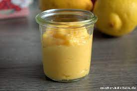 It looks good cooked in a clear dish, as it goes into layers as it cooks, with a sort of lemon curdy custard at the bottom and a spongy meringuey top. Lemon Curd Zitronencreme