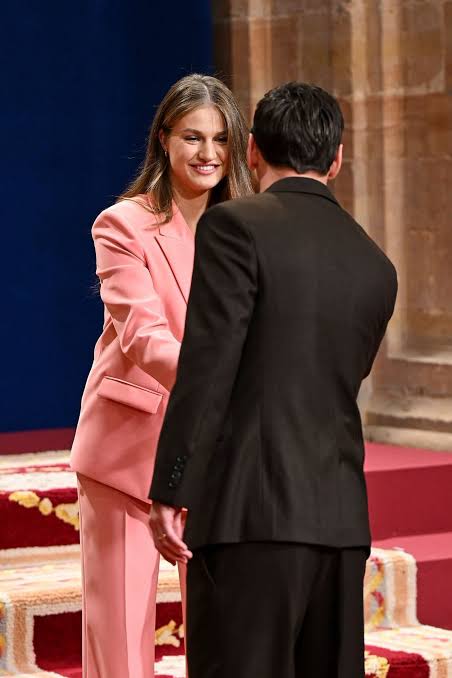 La leyenda Leo Messi saluda de mano a la heredera al trono española, la princesa  Leonor 🤝