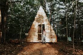 Smaller cabins sleep 3 to 4 people and larger cabin sleeps 8 to 10, with the largest, moose cabin, sleeping up to 18 guests. 8 Unique Cabin Rentals In Southern Maine Field Mag