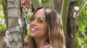 Conjunto tejido a crochet y microbikini: el look playa de Lourdes Sánchez  desde México