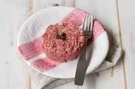 Infatti la tartare è la ricetta migliore per esaltare il valore di un'ottima carne. Tartare Di Manzo Il Condimento Perfetto Una Streghetta In Cucina