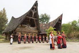 Rumah adat are traditional houses built in any of the vernacular architecture styles of indonesia. Makna Filosofi Rumah Adat Batak Di Setiap Sudutnya Rumah123 Com