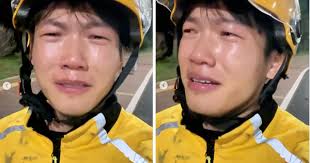 Đang giao đồ ăn, shipper bật khóc giữa đường, nức nở kể lại lý do khiến MXH  lặng người