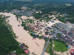 Banjir menenggelamkan jalan raya dan kenderaan yang diletakkan berhampiran. Bernama Tv Seramai 420 Mangsa Banjir Kilat Di Seremban Facebook