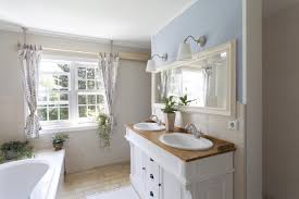 Dusche Und Wc Verstecken Sich Hier Hinter Der Wand Des Waschbeckens Badezimmer Badezimmer Holz Amerikanische Hauser