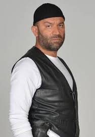 Bu sanat merkezinden mezun olan sanatçı, adını bir ,nternet firmasının. Arka Sokaklar Mesut Guneri Kim Sevket Coruh