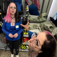 𝕏 creator on X: who seen the Walmart employee video 😭  t.coR4O2gK80by  X