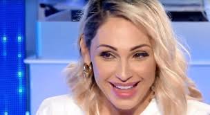 Mara venier, celebre conduttrice, si confida al settimanale oggi e ha parlato, in special modo, dei mara venier dice che era giovane, bella e famosa e, spiega la conduttrice a oggi, con i suoi figli. Anna Tatangelo A Domenica In Spiazza Mara Venier Ma E Impazzita Lei Oggi Sorrido Di Piu